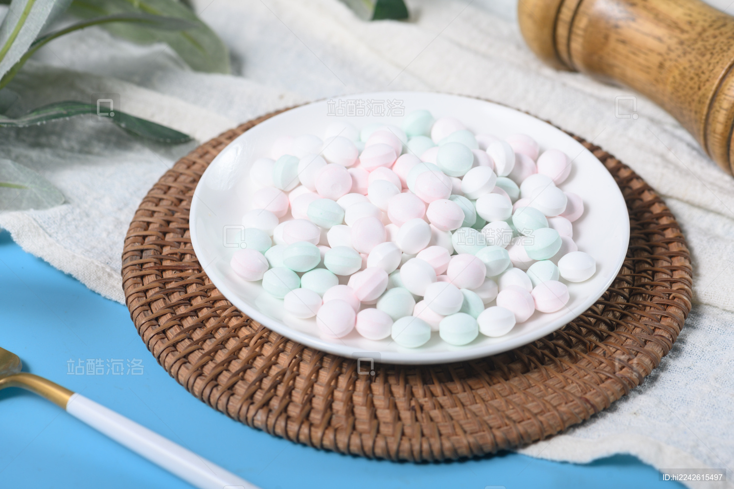 桌面上的盘子里的美味可口的薄荷糖