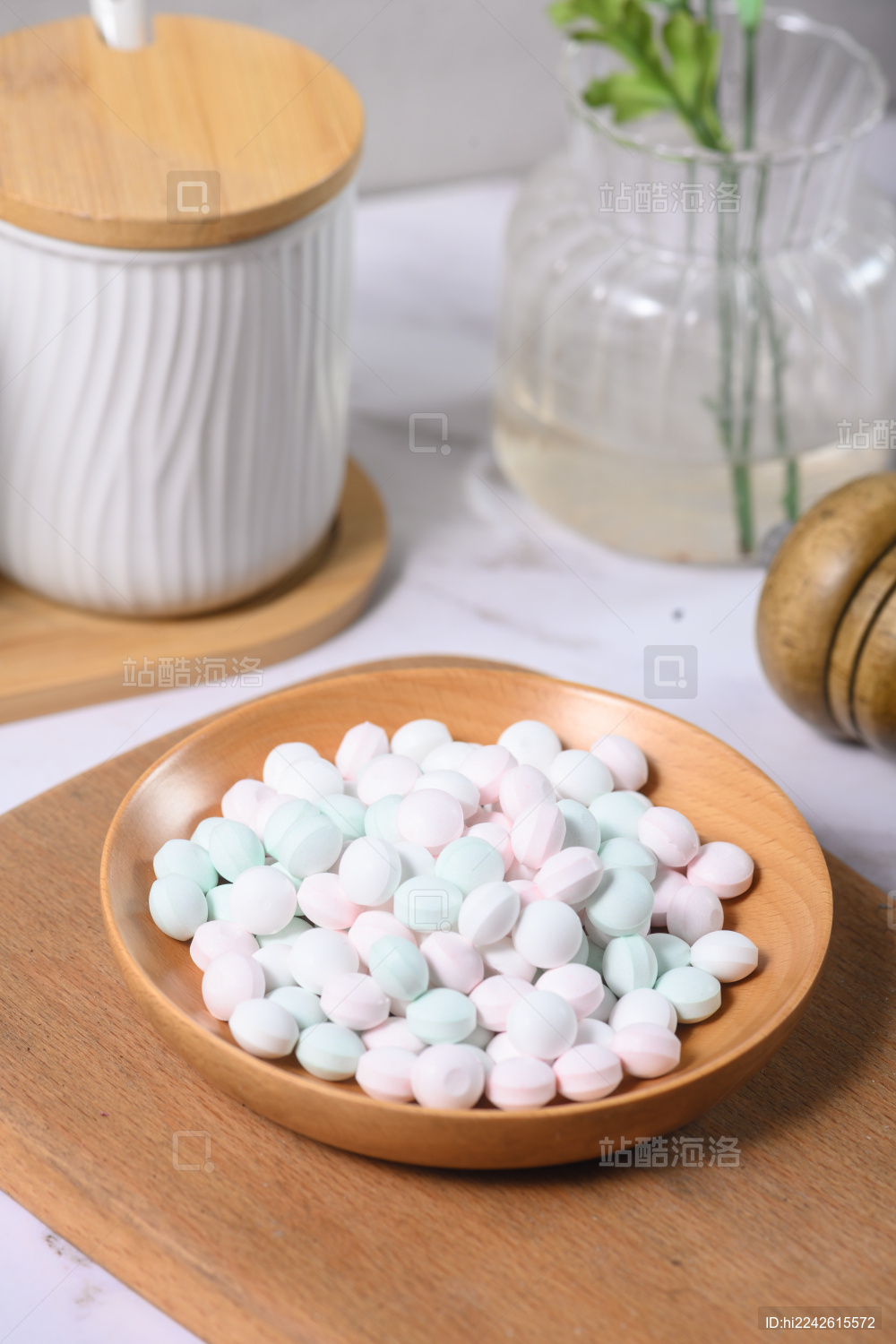桌面上的盘子里的美味可口的薄荷糖