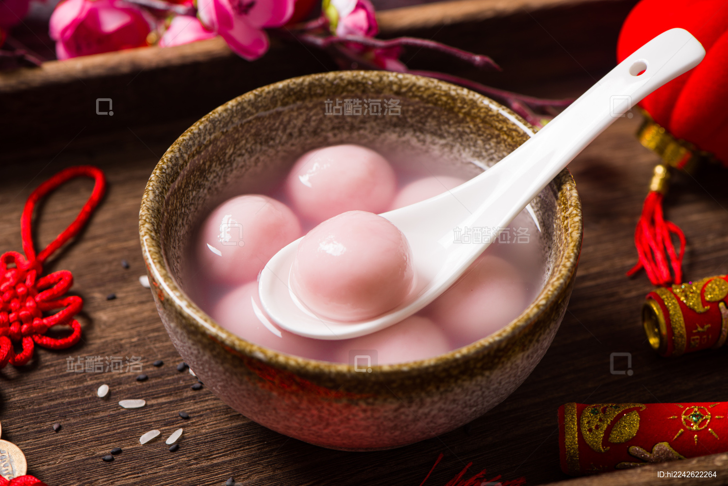 碗里的粉色水果汤圆