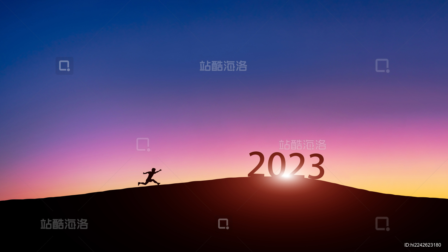 夕阳下一个小男孩拼命奔跑试图抓住2023