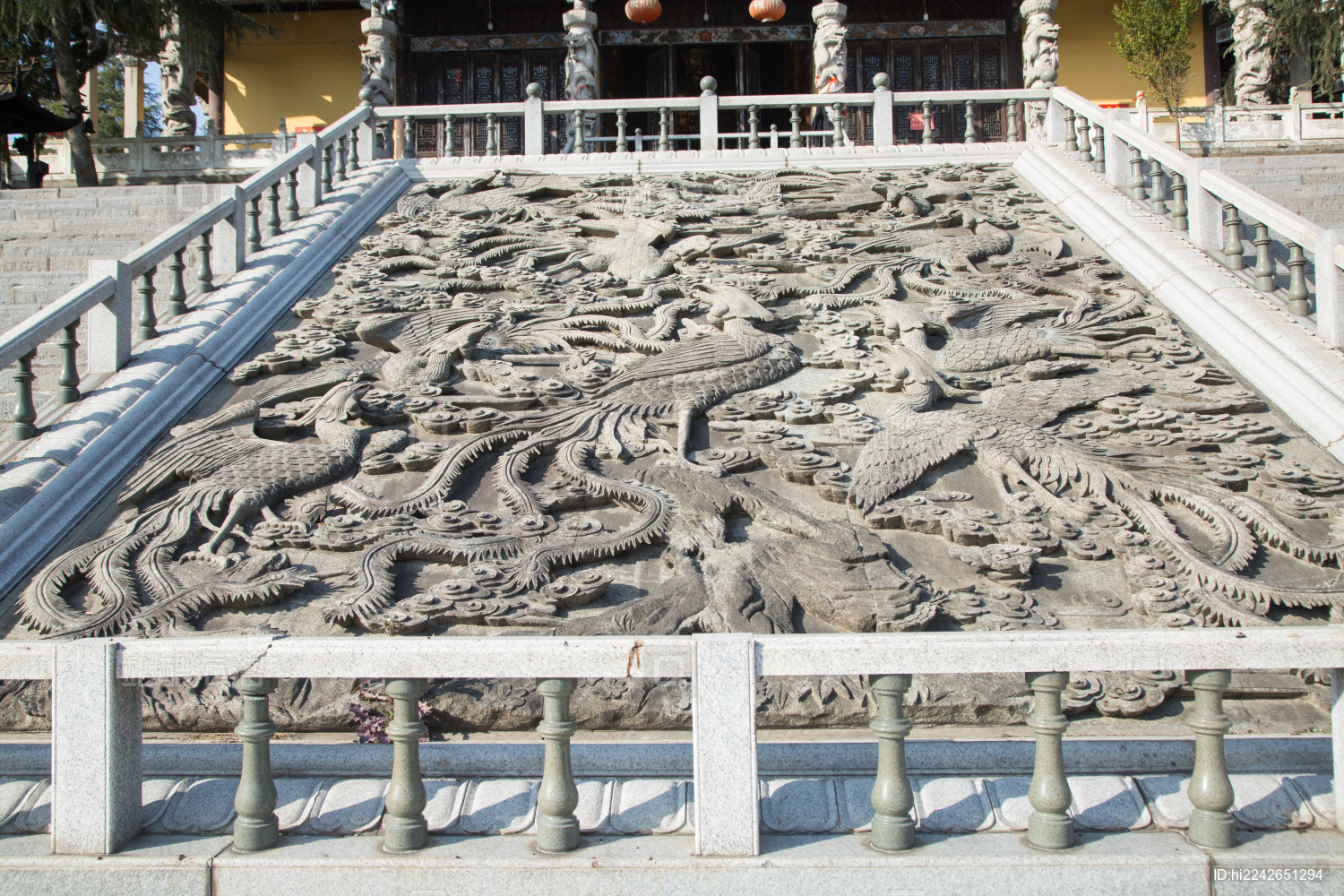 寺庙宝殿前的九凤石雕