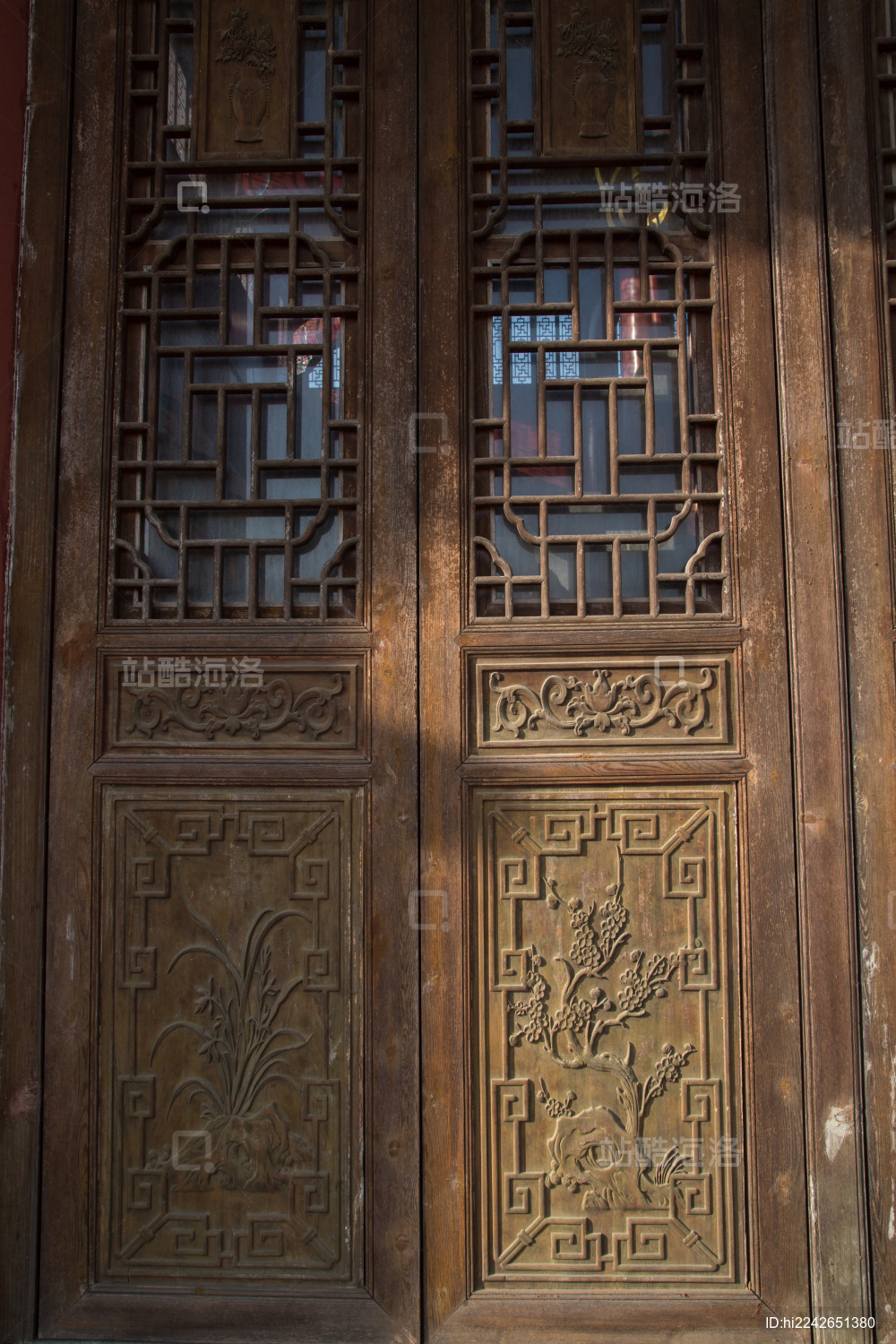 佛教寺庙里的木雕门