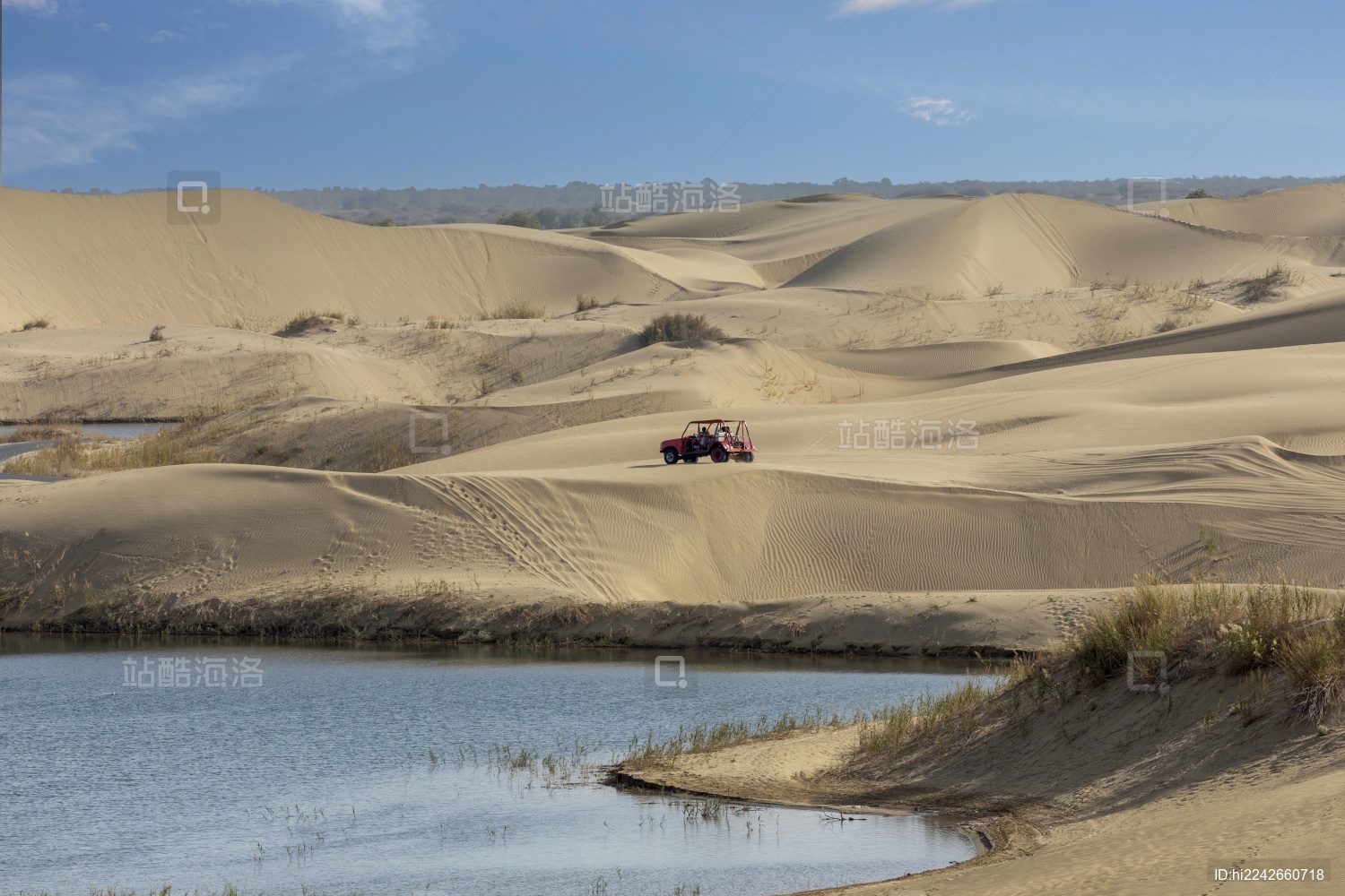中国新疆罗布人村寨蓝天沙漠奔驰的汽车 