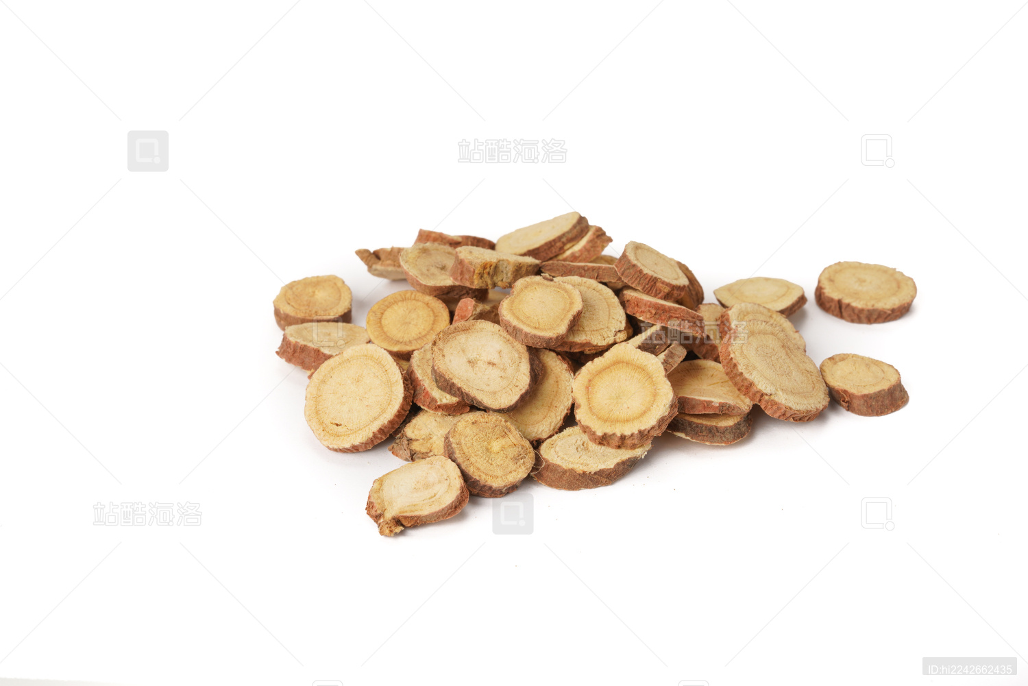 白色背景下一堆切开的甘草片