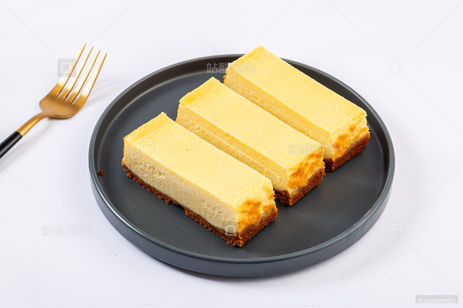 摆放在盘子里的甜点奶酪条