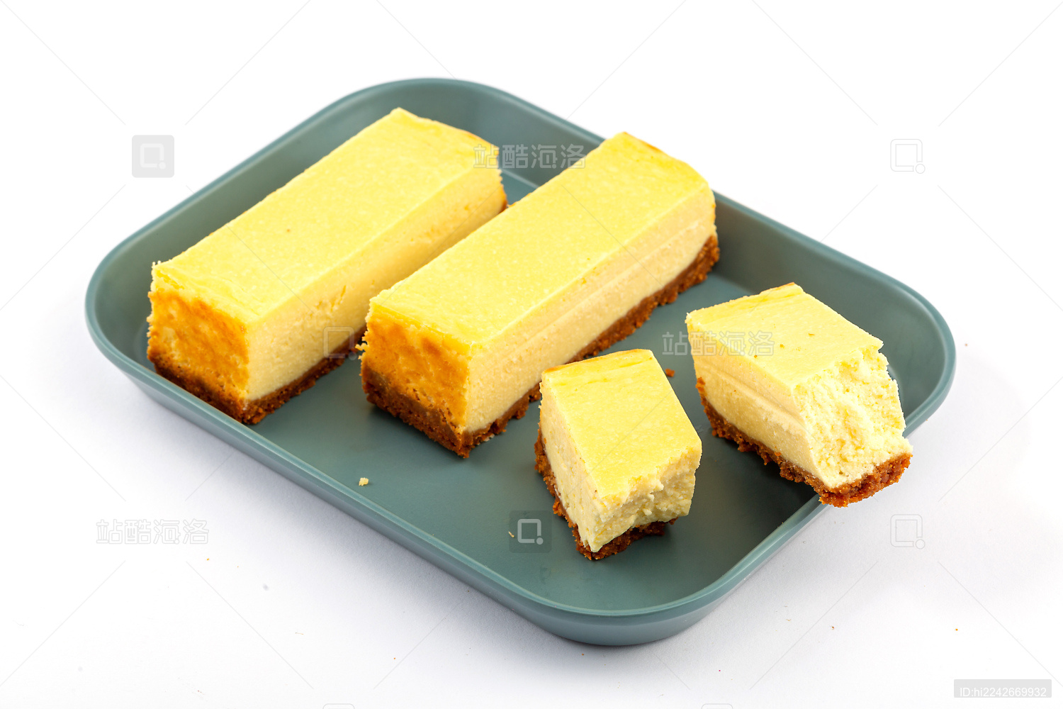 摆放在盘子里的甜点奶酪条