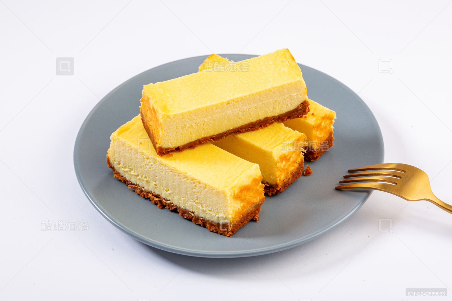 摆放在盘子里的甜点奶酪条