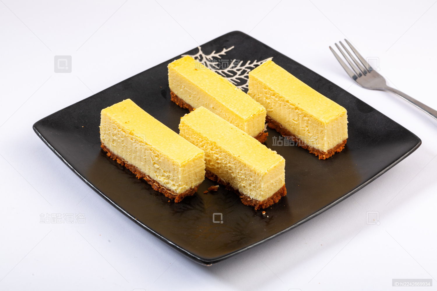 摆放在盘子里的甜点奶酪条