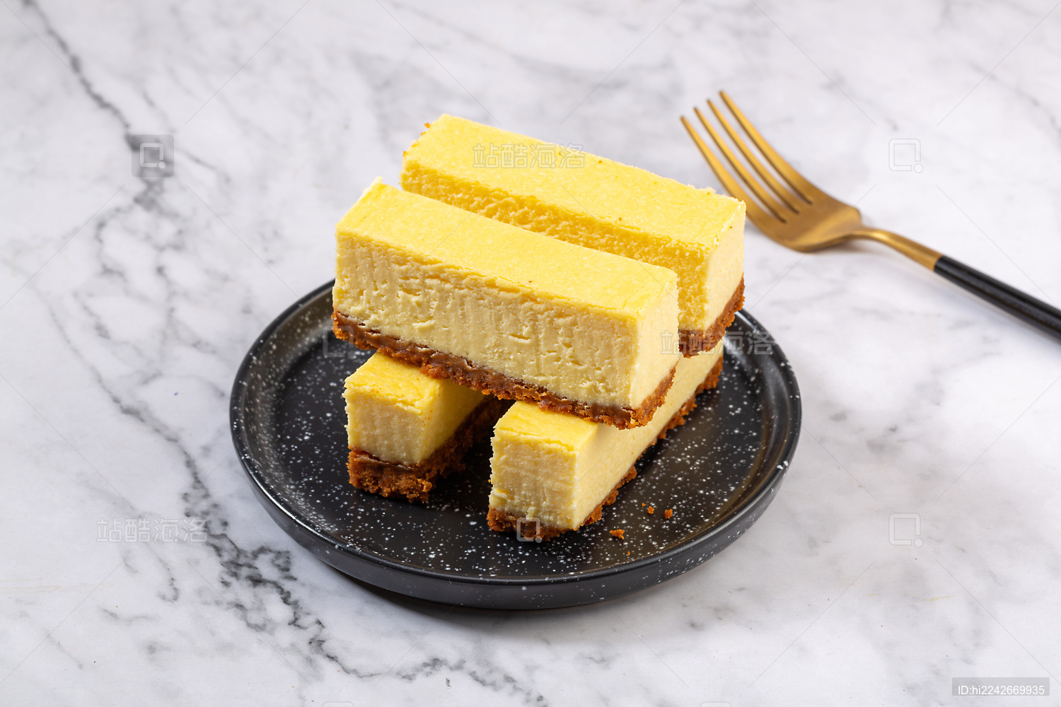 摆放在盘子里的甜点奶酪条
