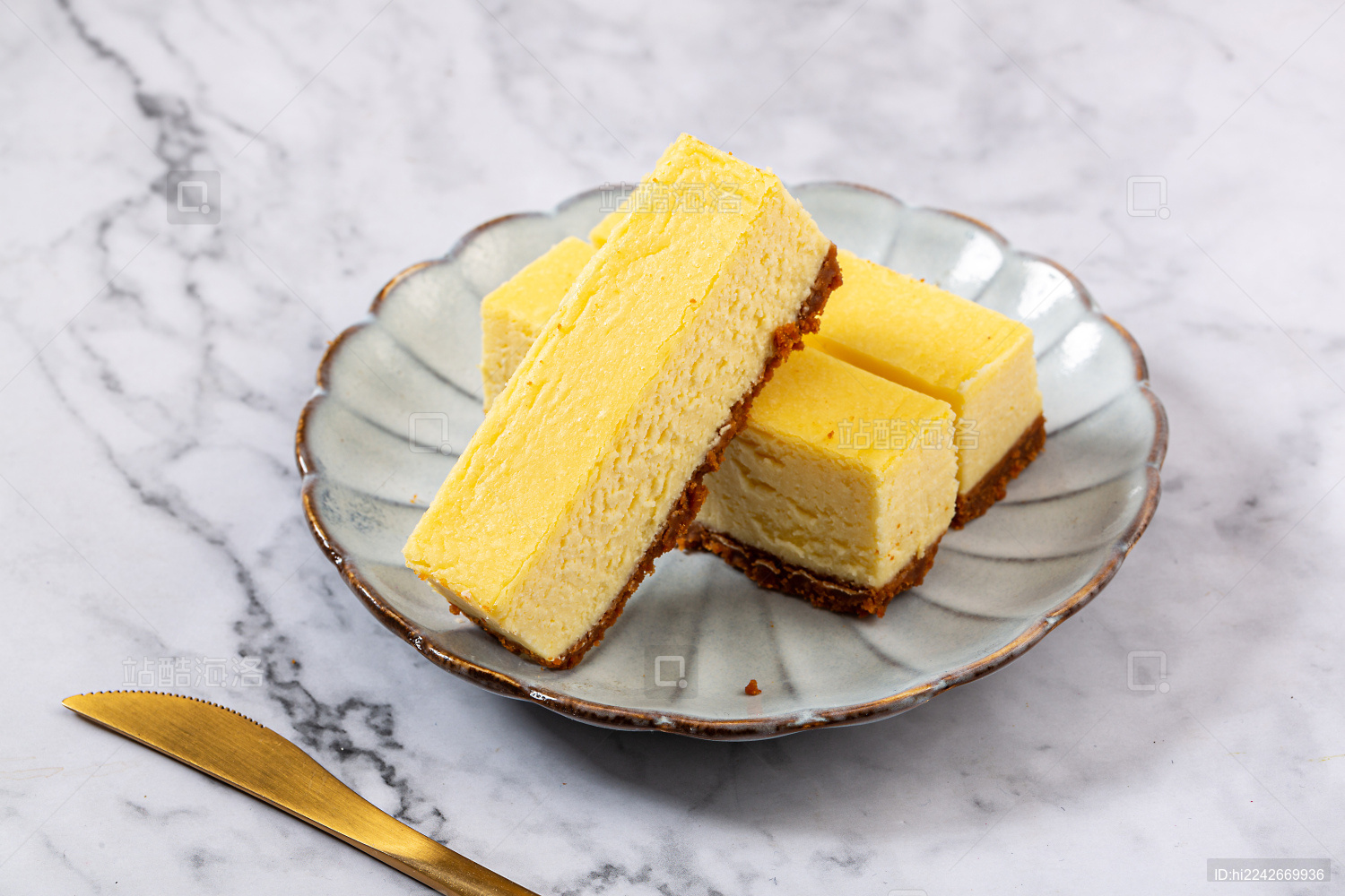 摆放在盘子里的甜点奶酪条