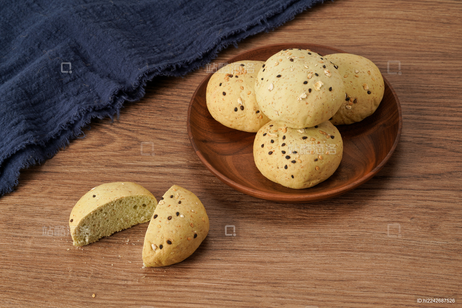 实木桌上摆着一盘抹茶口味的小圆面包