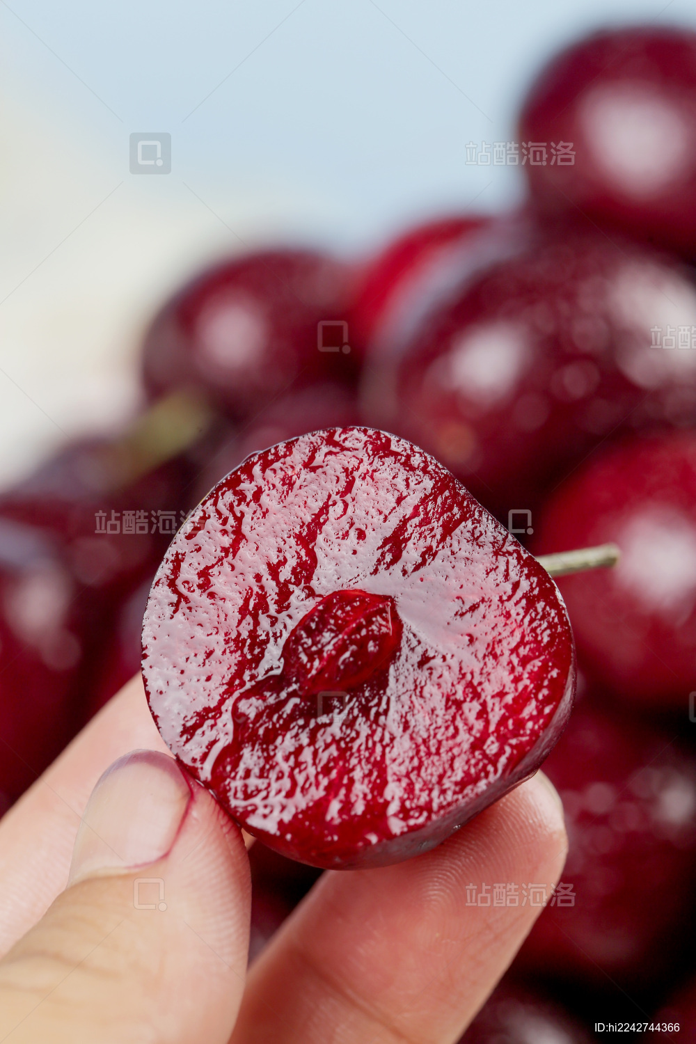 手里拿着大樱桃