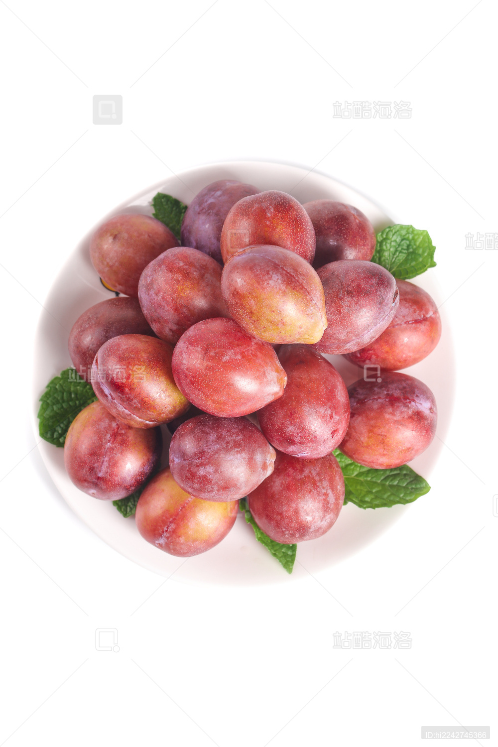 白底上放着一盘进口西梅