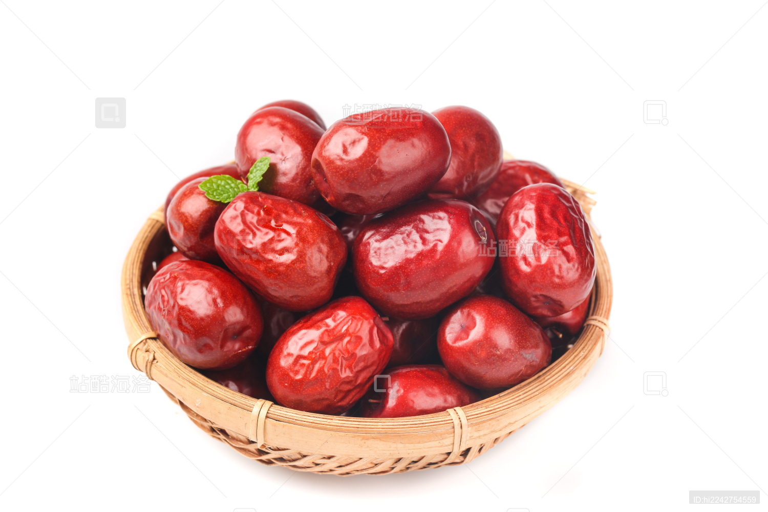 白底上放着一篮红枣