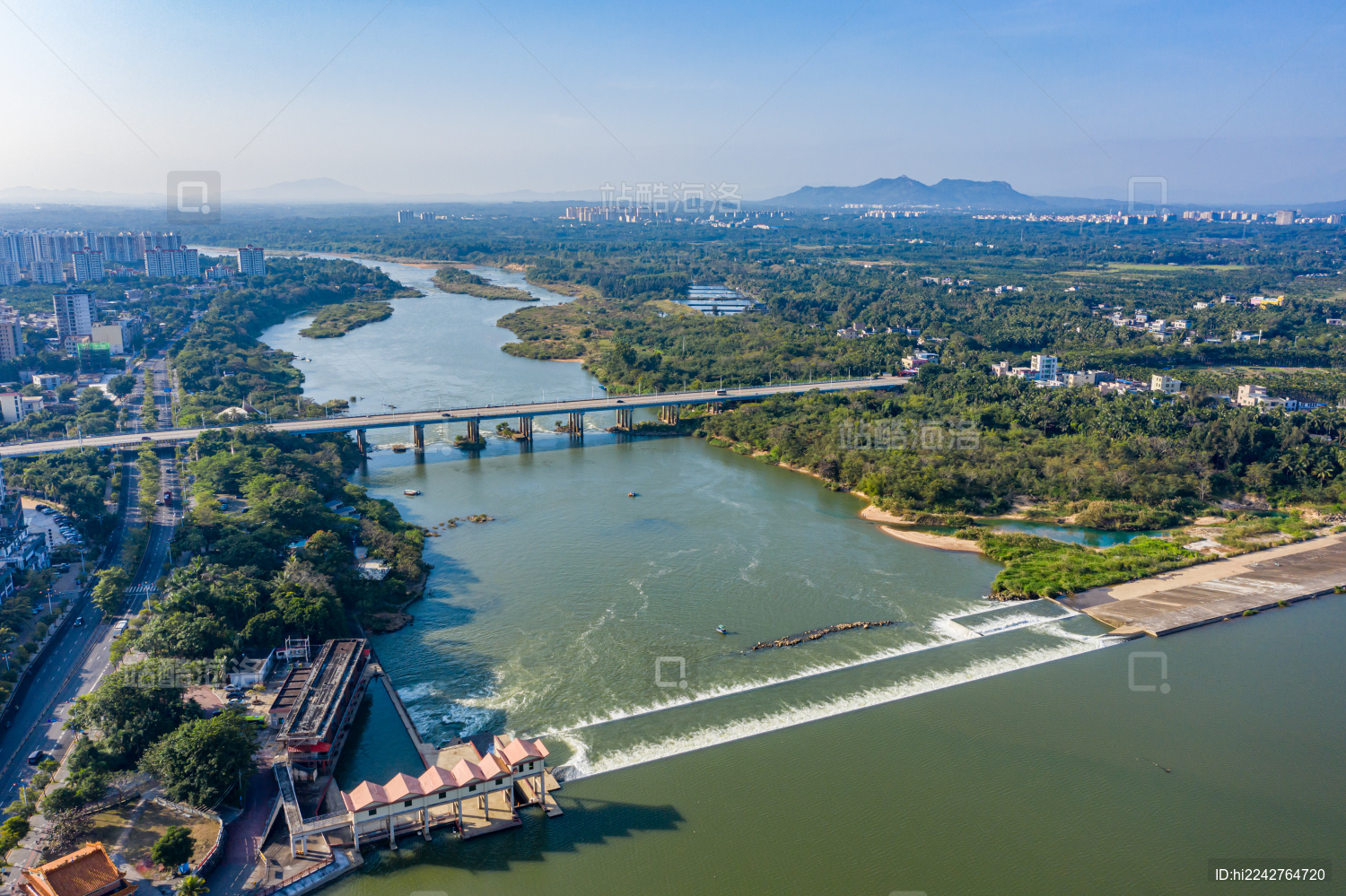 航拍海南琼海嘉积大桥万泉河嘉积水电站水坝