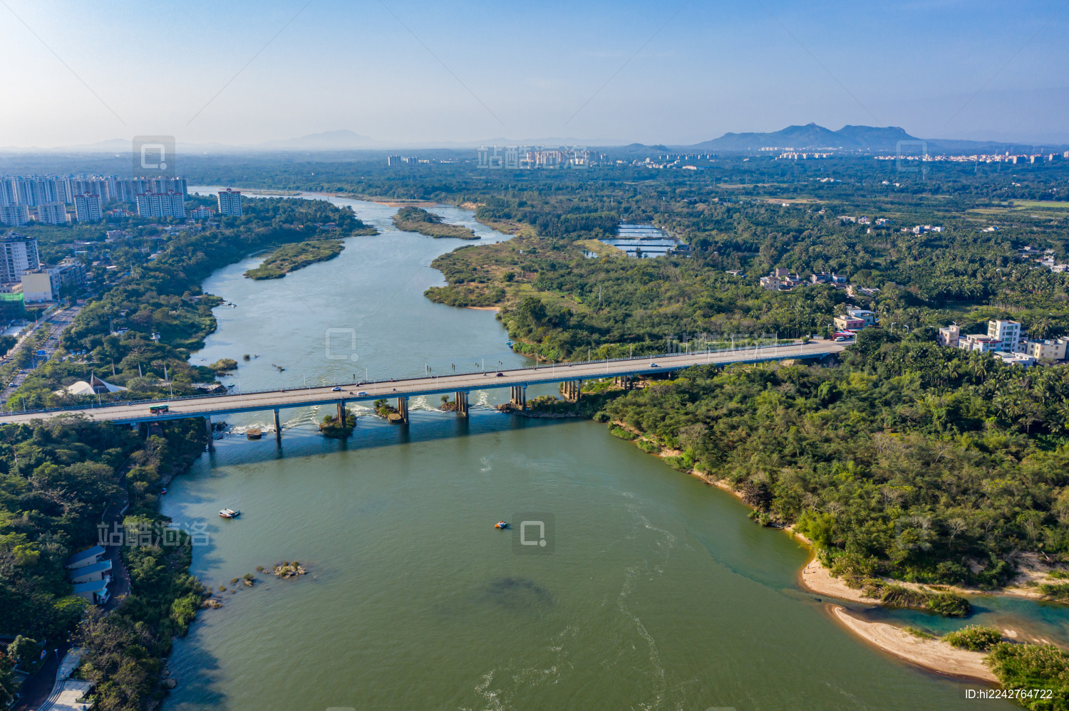 航拍海南琼海嘉积大桥横跨万泉河公路桥梁