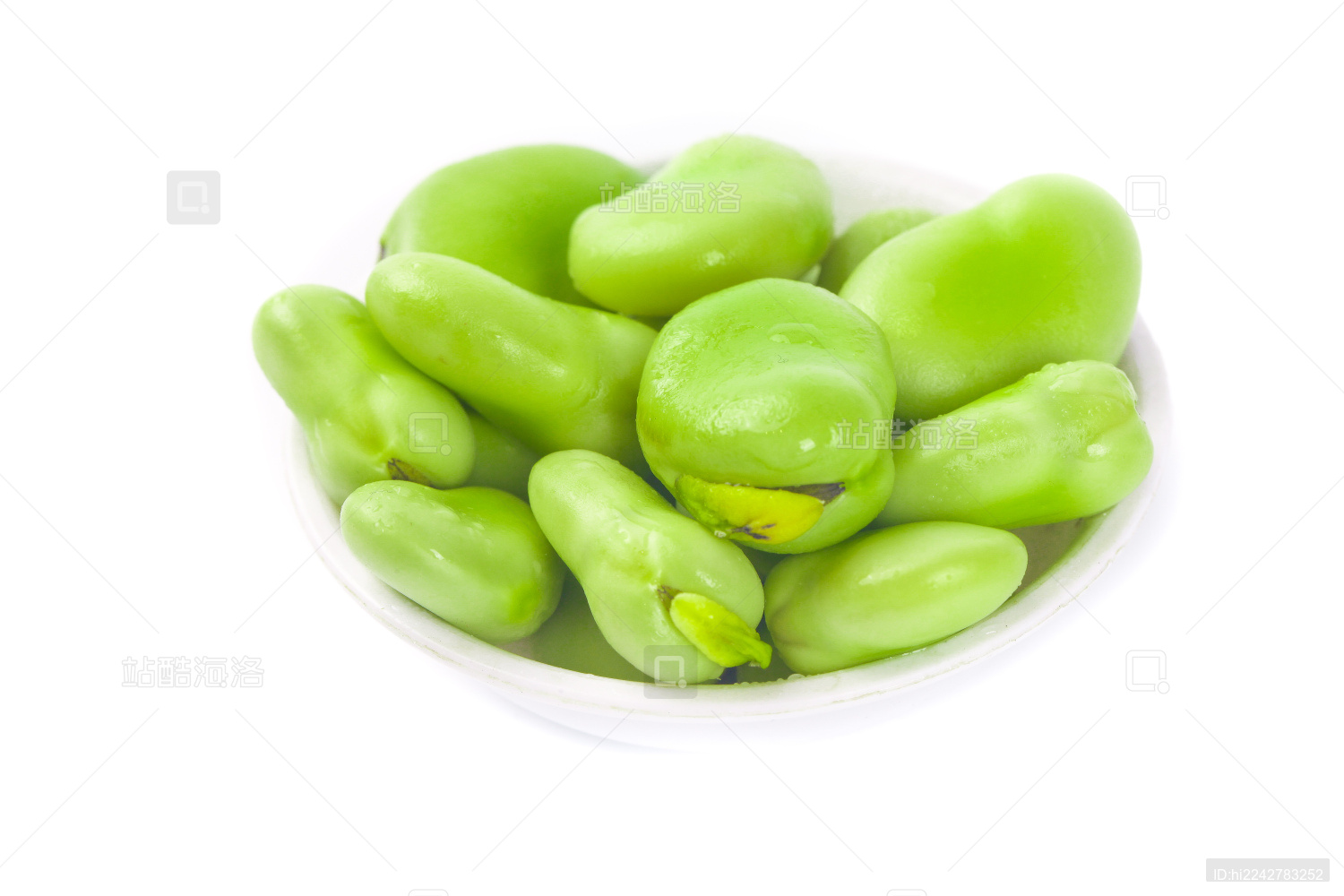 白底上的新鲜蚕豆