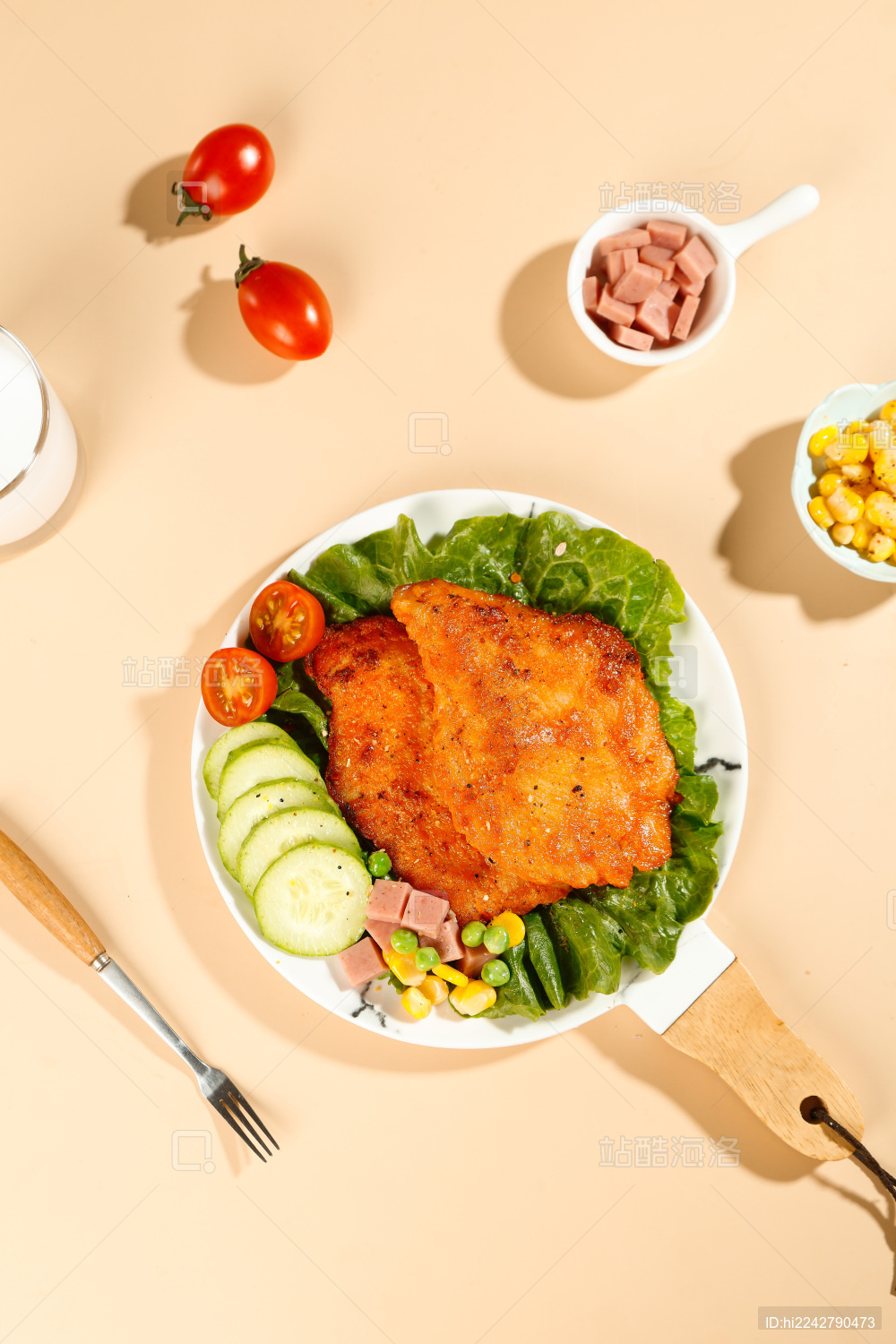 浅底上放着一盘奥尔良鸡排