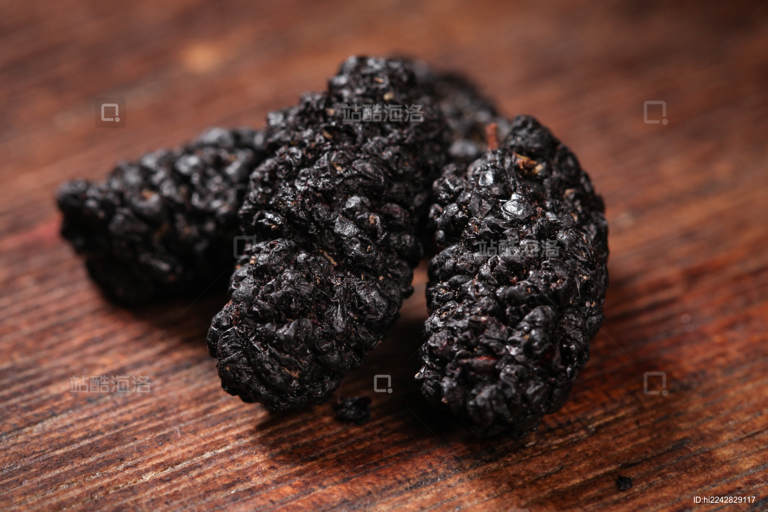 木底上放着桑葚干