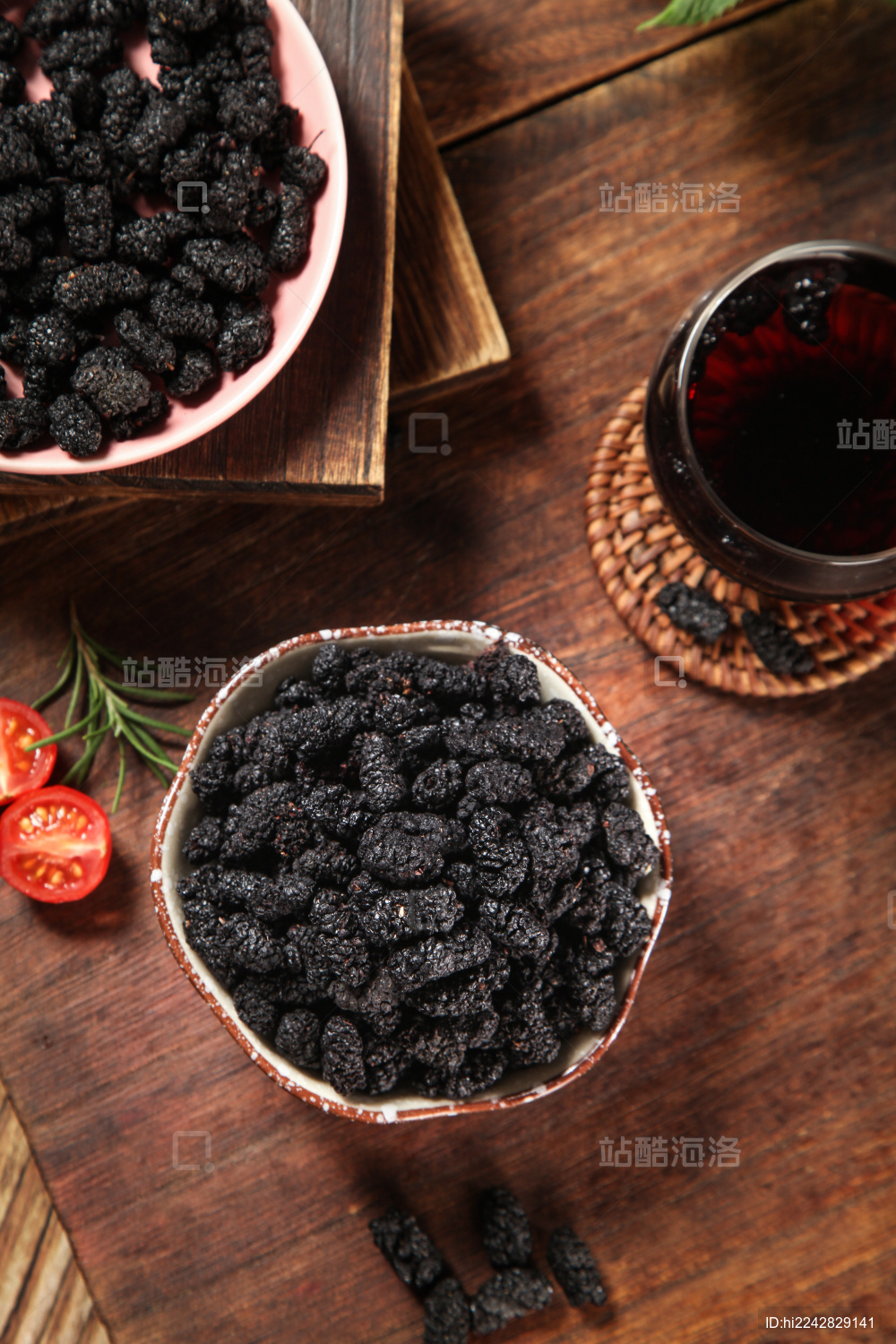木底上放着一碗桑葚干