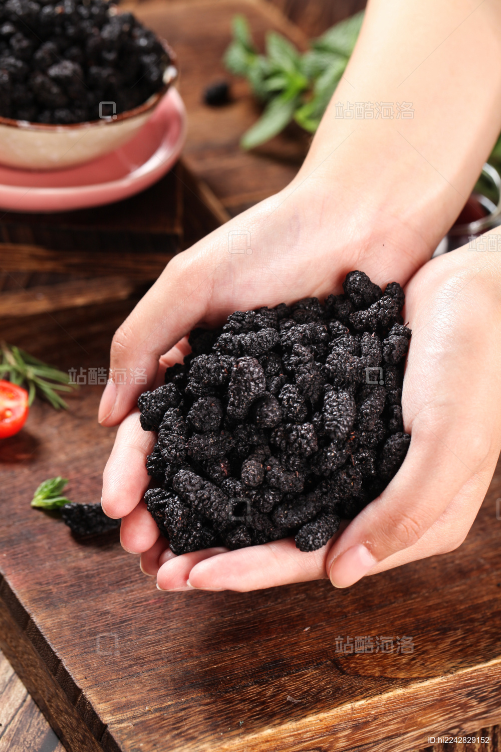 手上捧着一堆桑葚