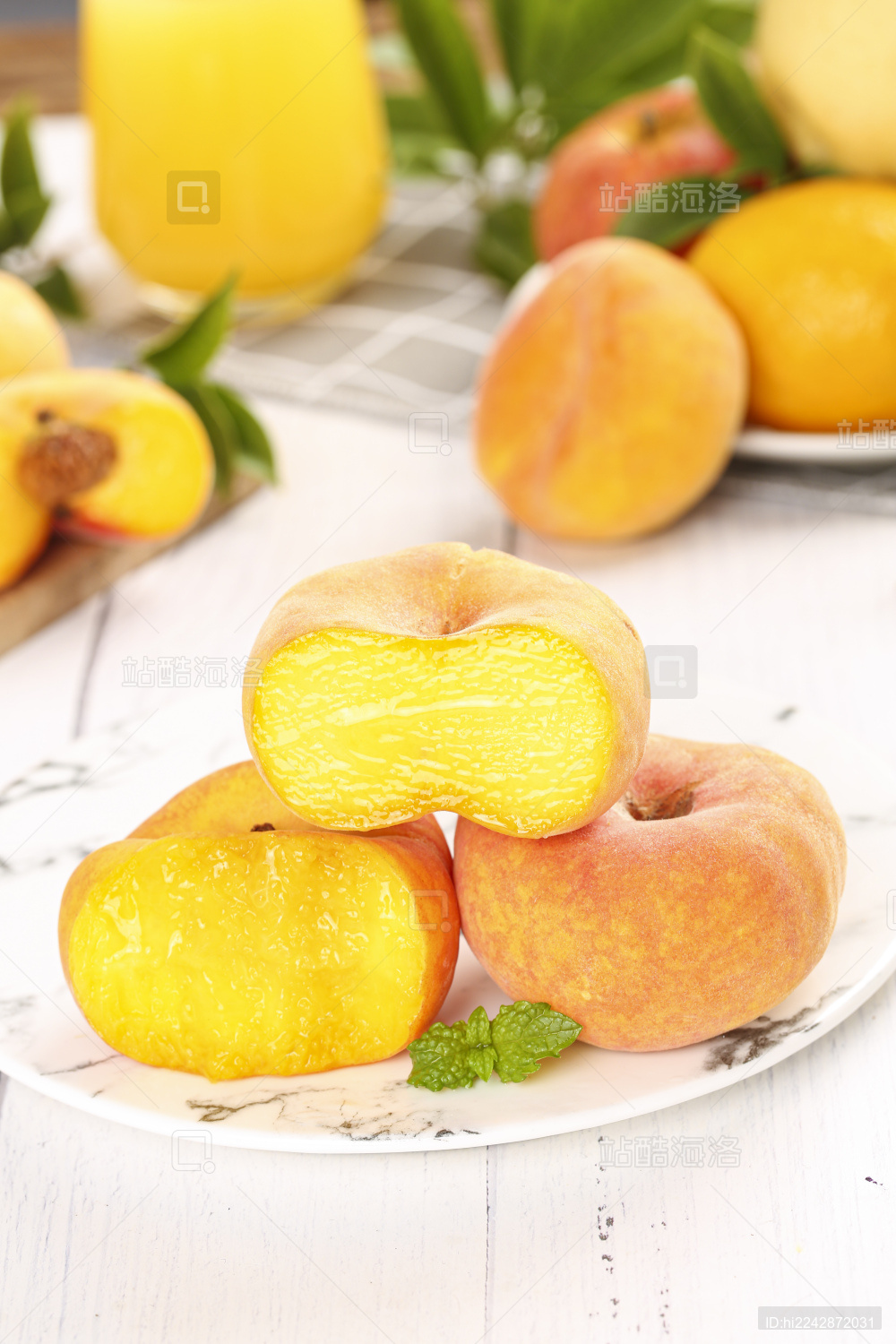 浅底上放着切开的黄蟠桃果肉