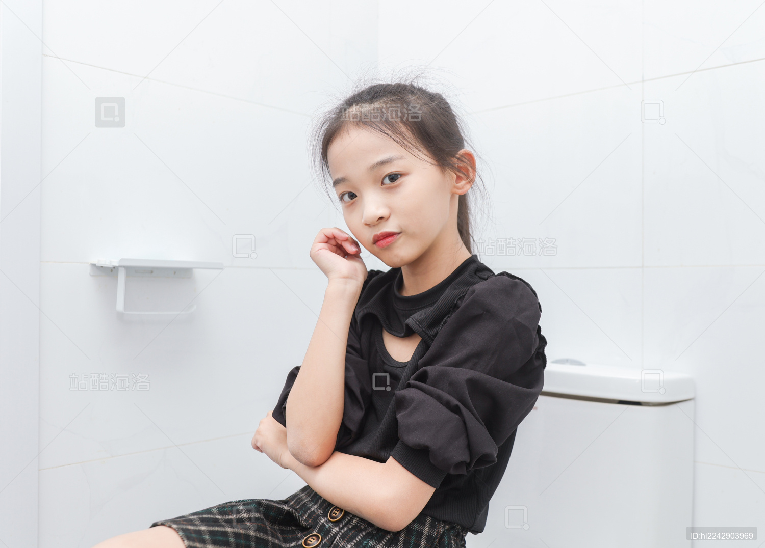 坐在马桶上搞怪表情可爱的小女孩