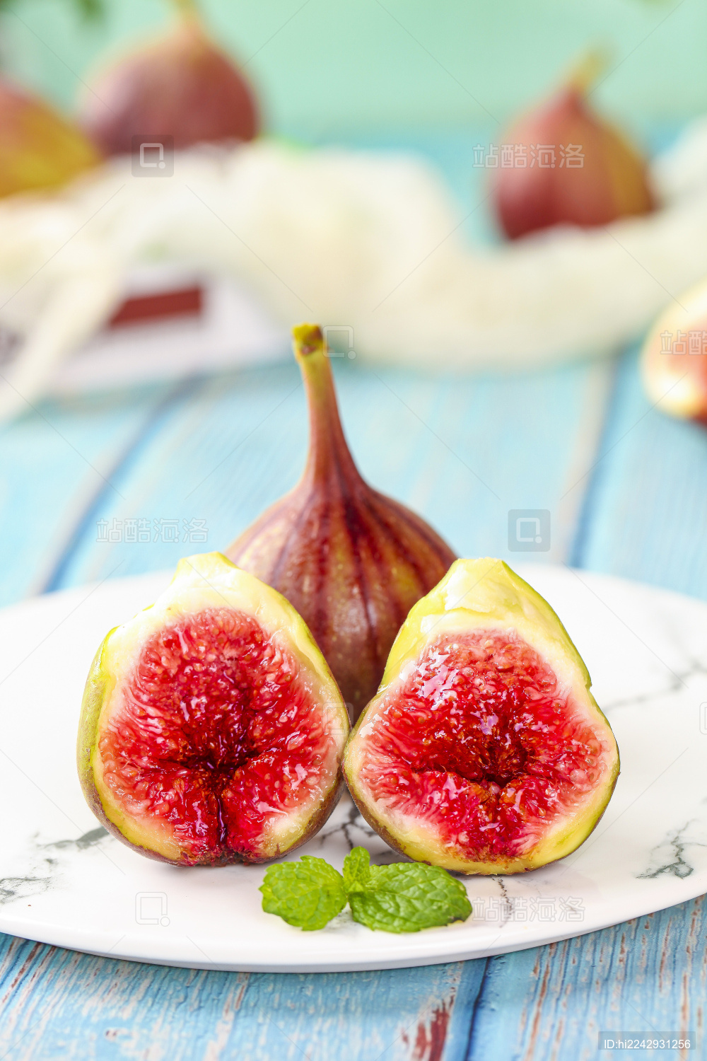 盘子里放着切开的云南红皮无花果