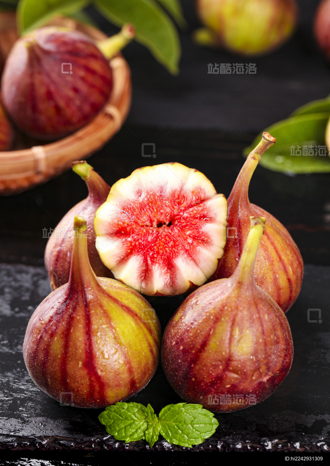 木底上放着切开的云南红皮无花果