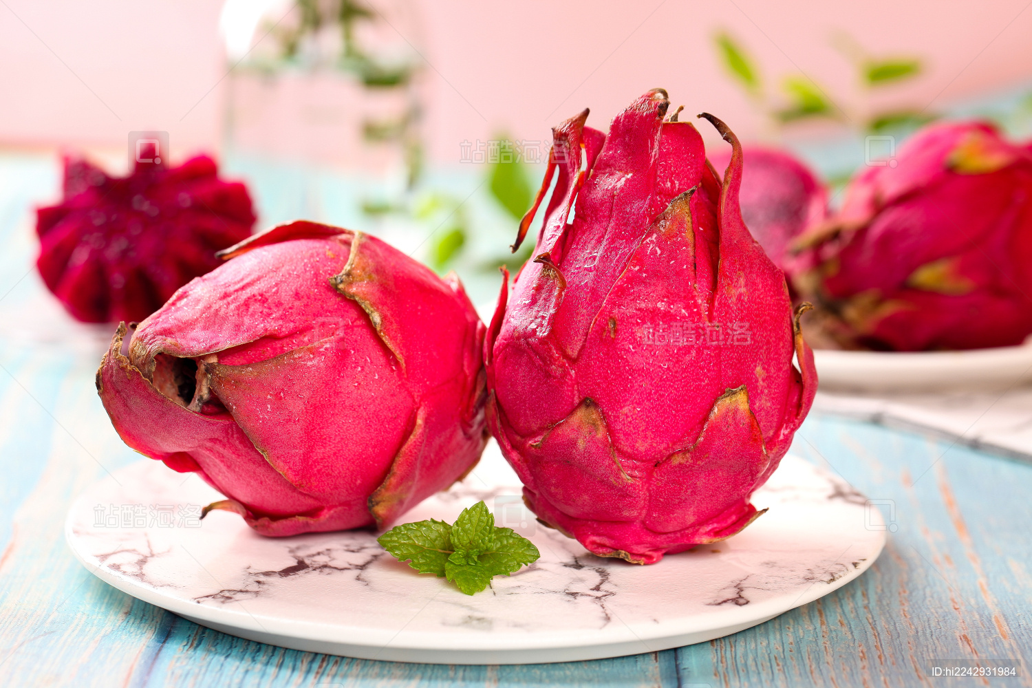 蓝底上放着一盘火龙果