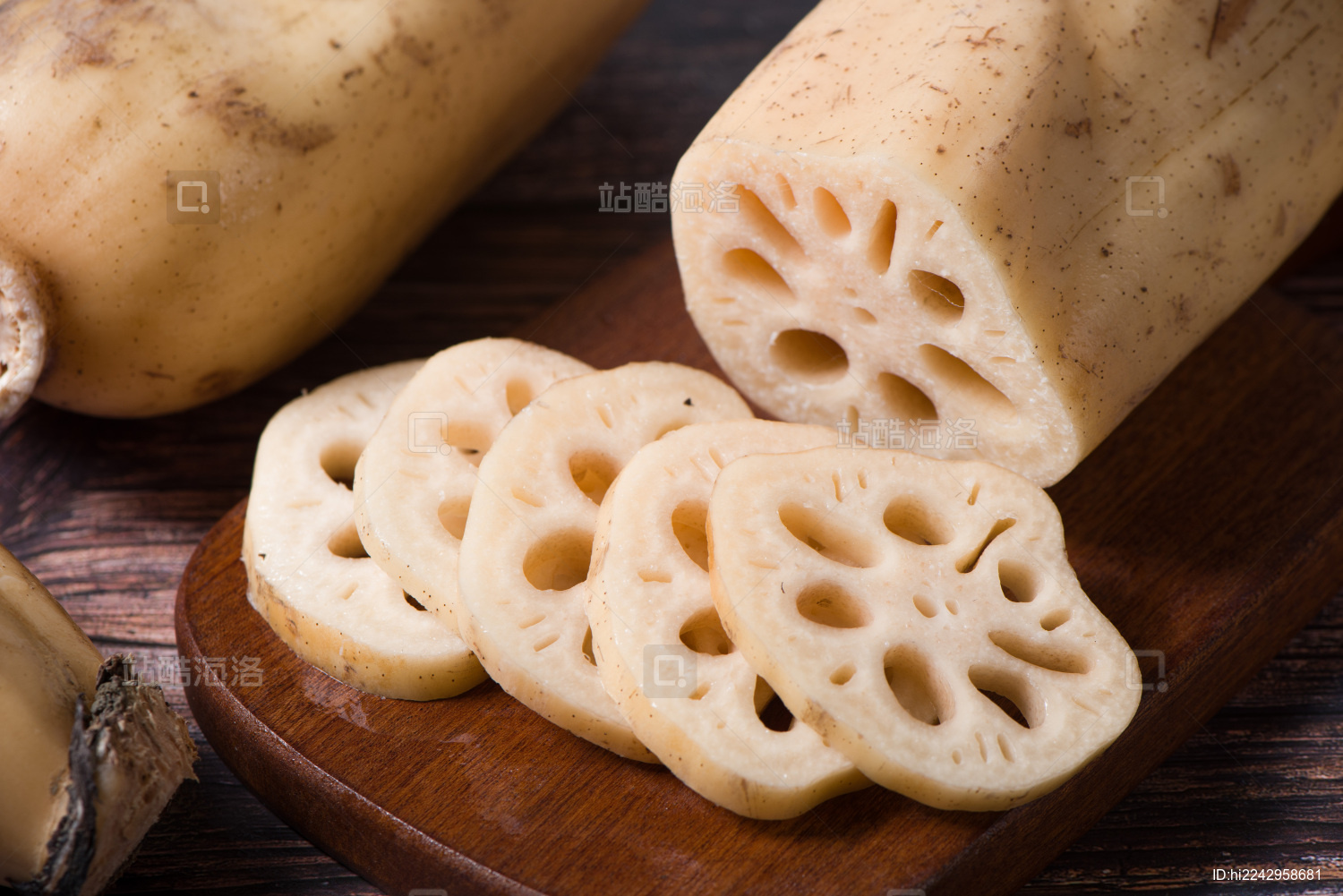 桌上切开的新鲜莲藕