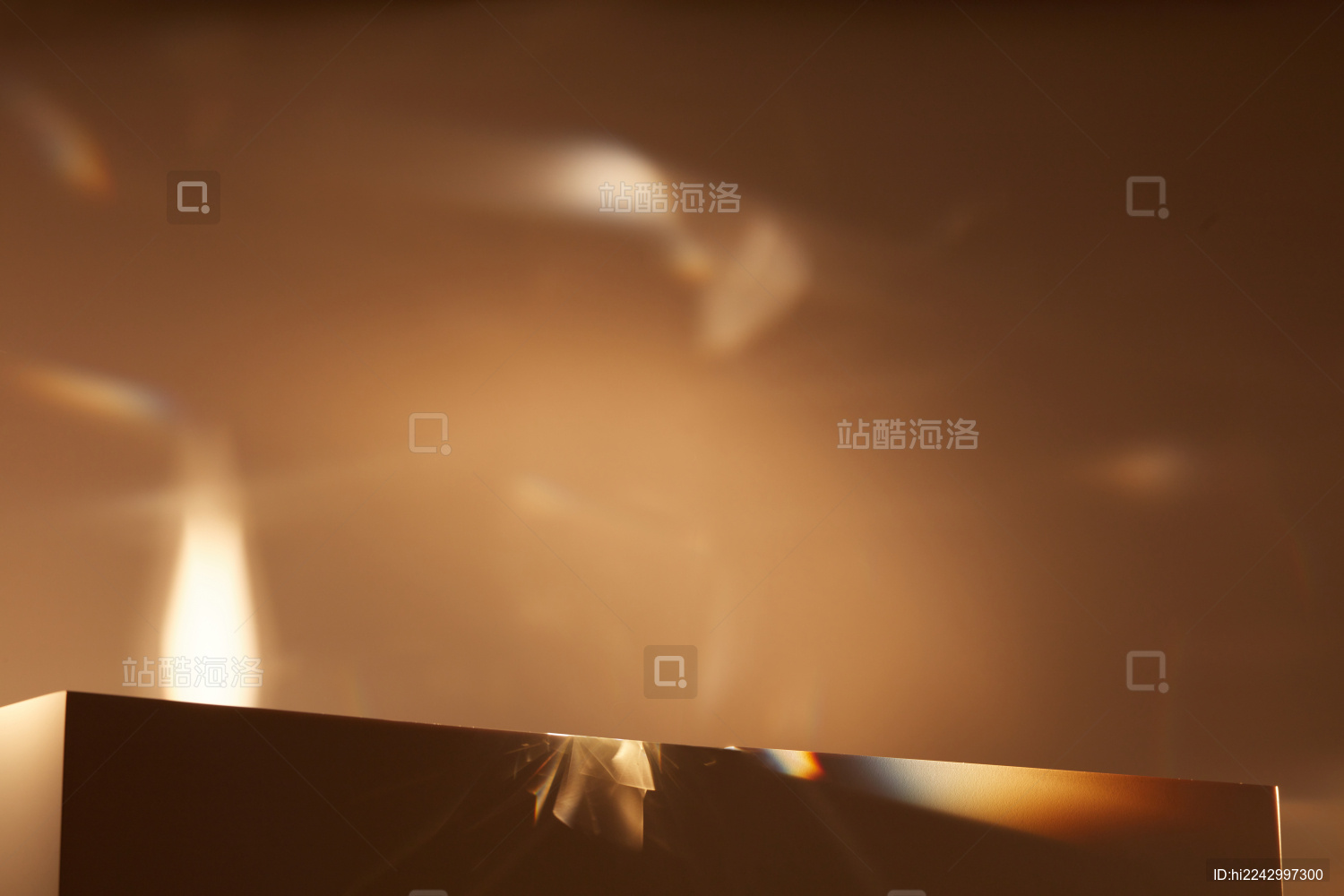 闪闪发光的台子在暗金色背景前