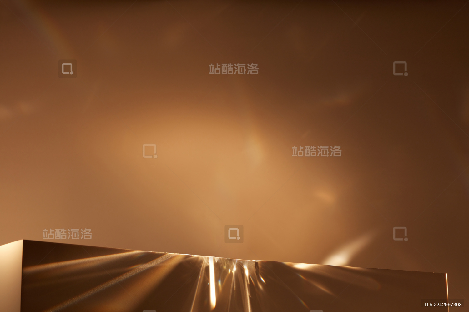 闪闪发光的台子在暗金色背景前