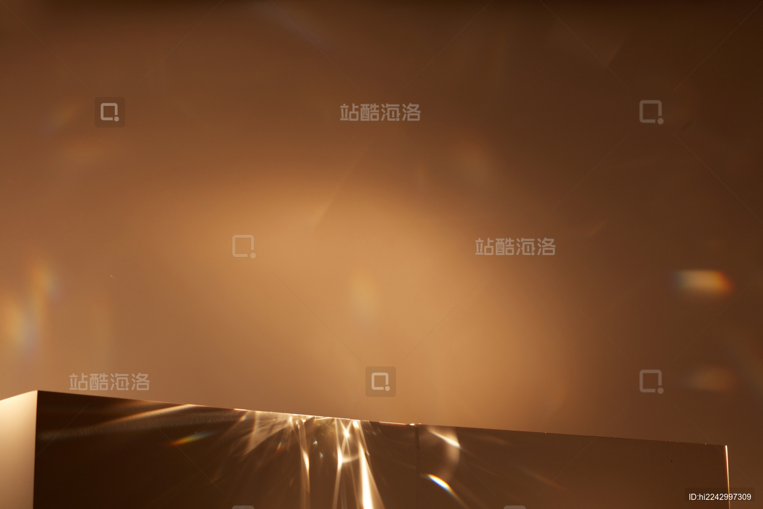 闪闪发光的台子在暗金色背景前