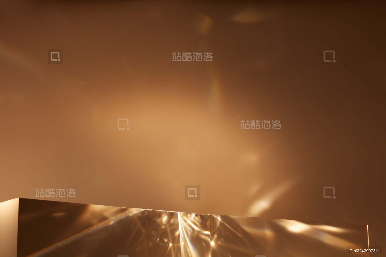 闪闪发光的台子在暗金色背景前