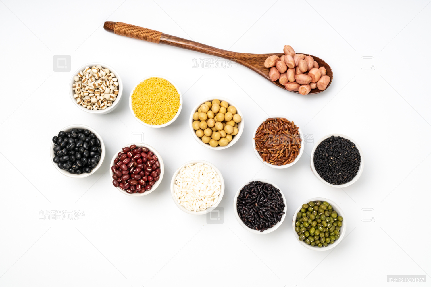 白背景的五谷杂粮八宝粥食材 健康粗粮