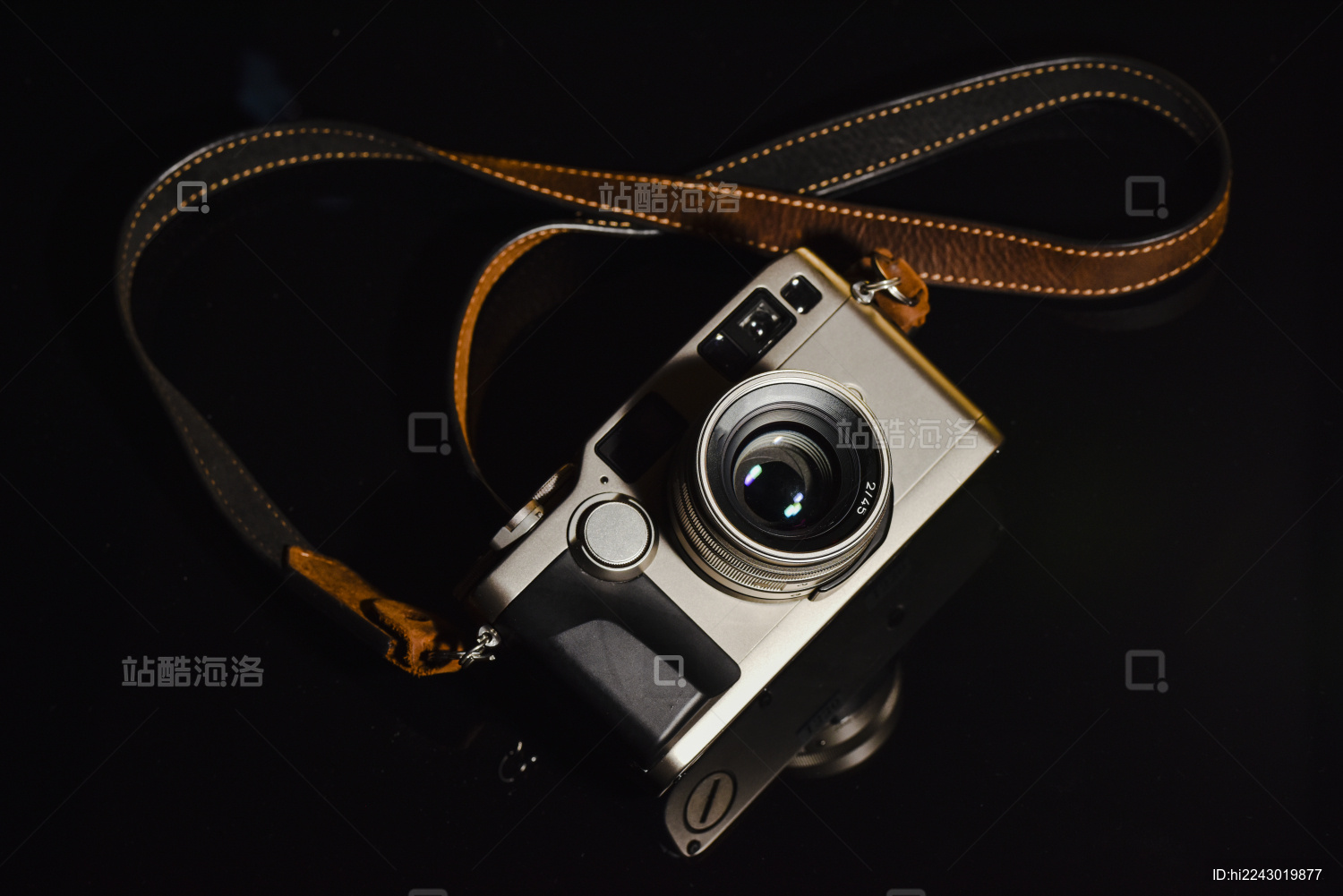 放在桌子上的胶片相机