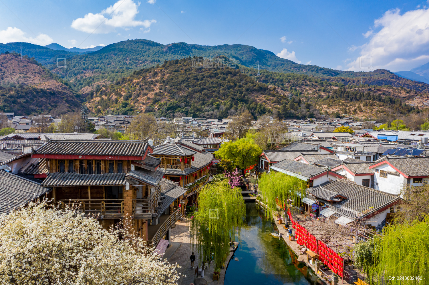 航拍云南丽江束河古镇茶马古道集镇泉源潭水