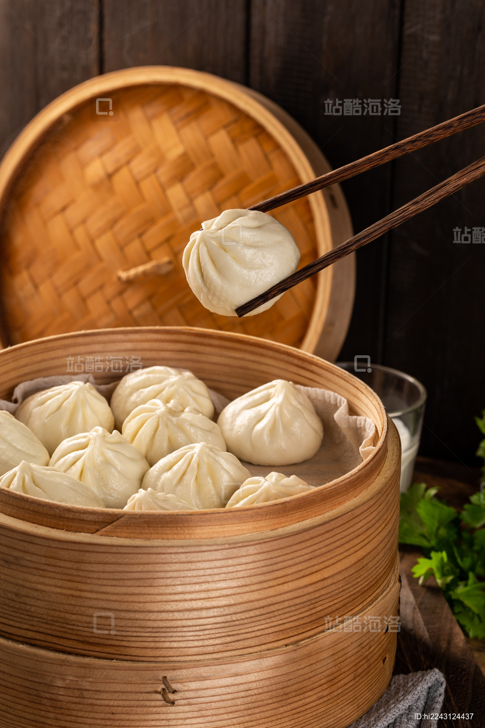 木板背景上满满一蒸笼小笼包