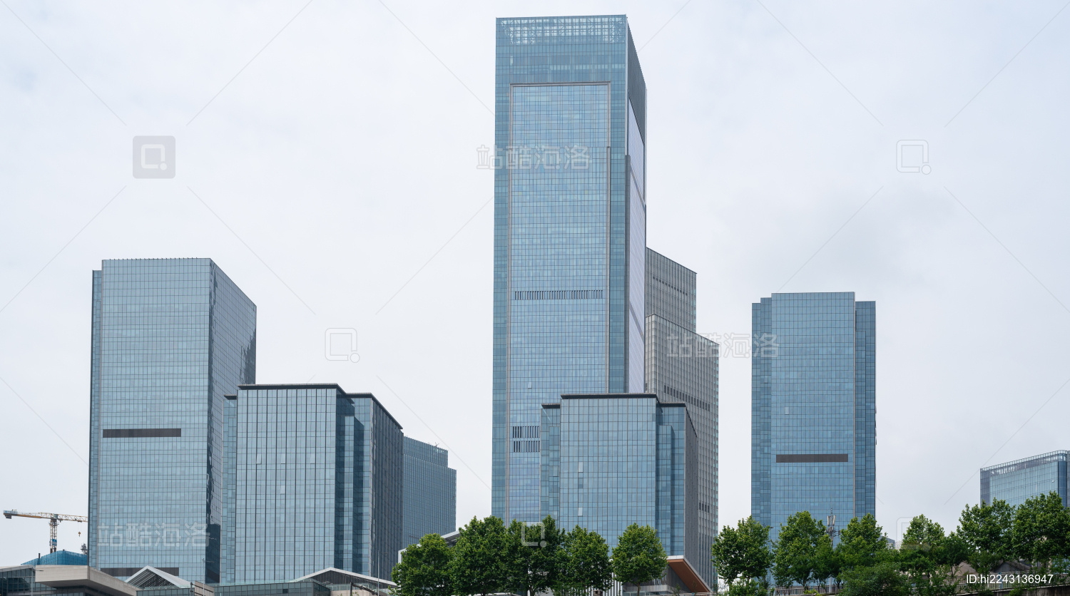 干净背景上的玻璃外墙写字楼建筑特写