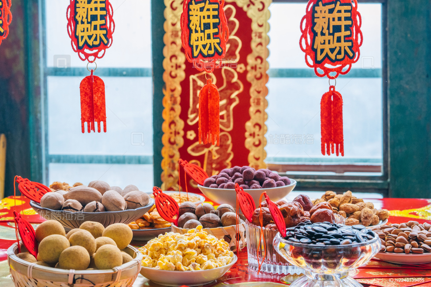 喜庆的新年年货果盘与福气挂饰