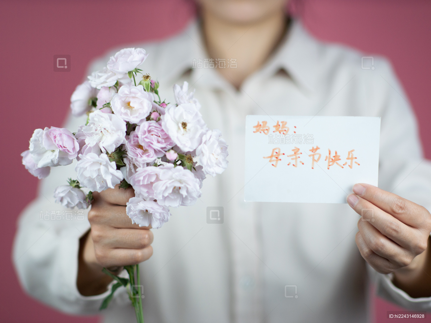 母亲节小朋友送花给母亲爱心