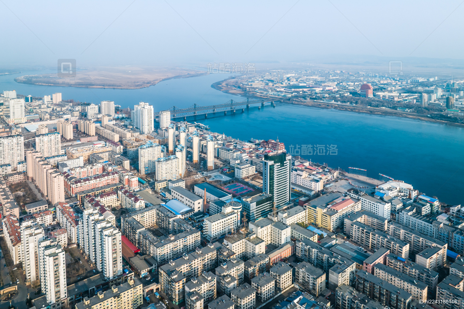 辽宁丹东鸭绿江断桥中朝两岸风光航拍_站酷海洛_正版图片_视频_字体