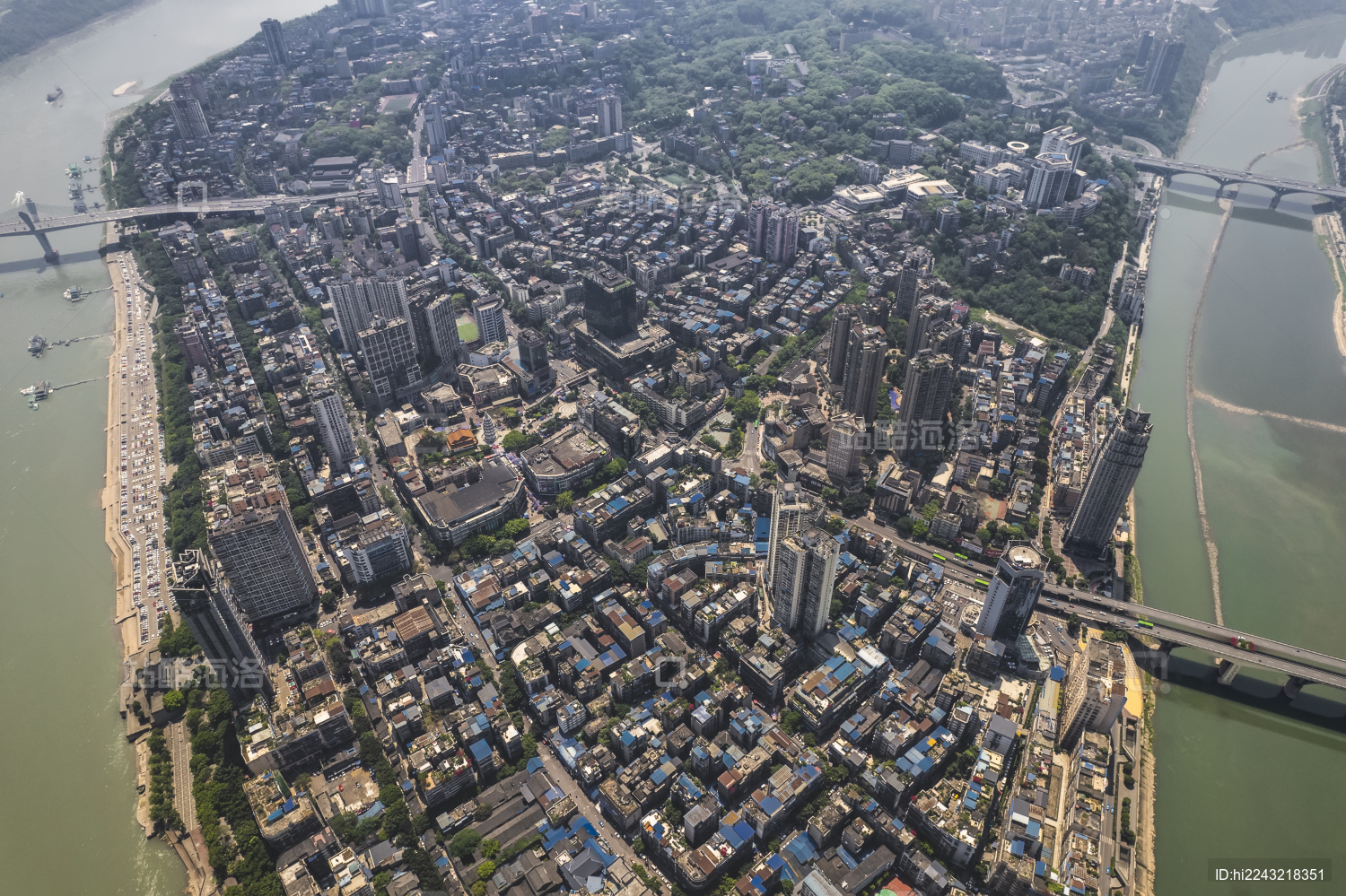 高空中俯瞰四川泸州半岛建筑密集的都市_站酷海洛_正版图片_视频_字体