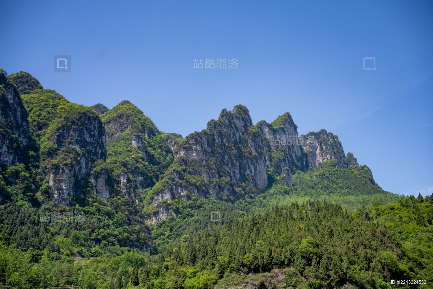 长江三峡西陵峡长江南岸的"毛公山"景观