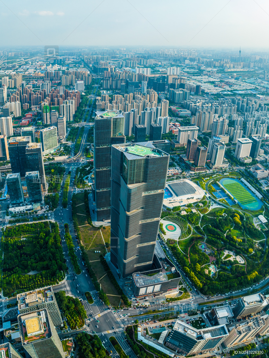 郑州东站广场摩天大楼城市天际线航拍视角