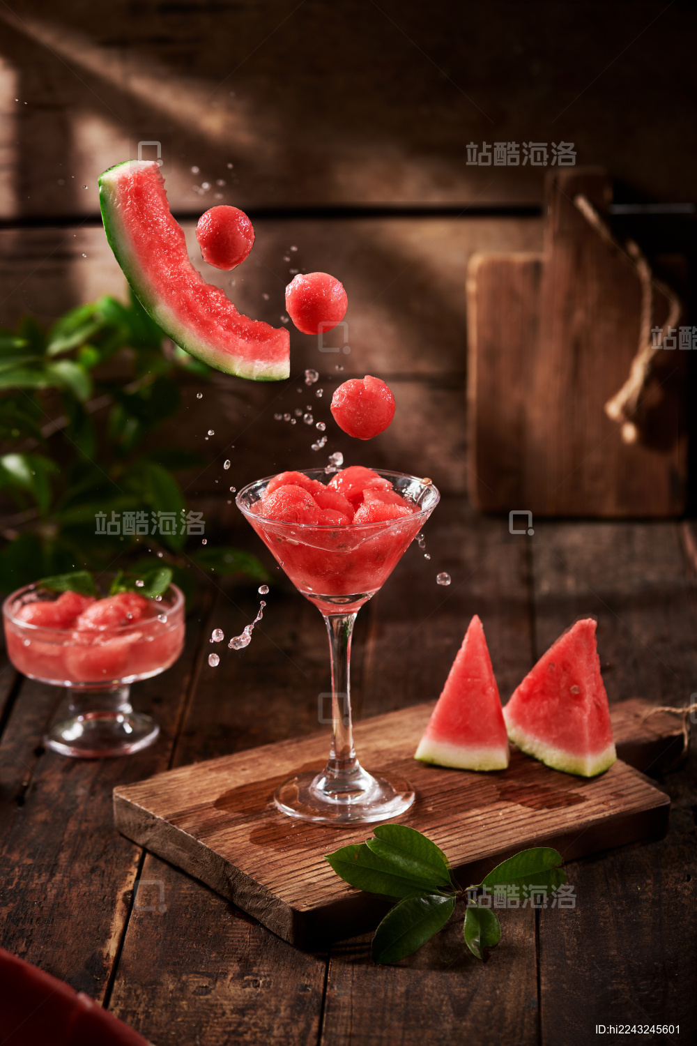 创意拍摄西瓜和新鲜的西瓜汁悬浮西瓜球