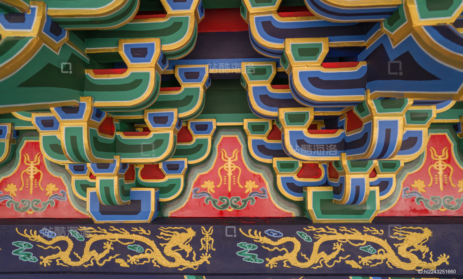 中国传统古建筑和玺彩画彩绘金龙图案特写