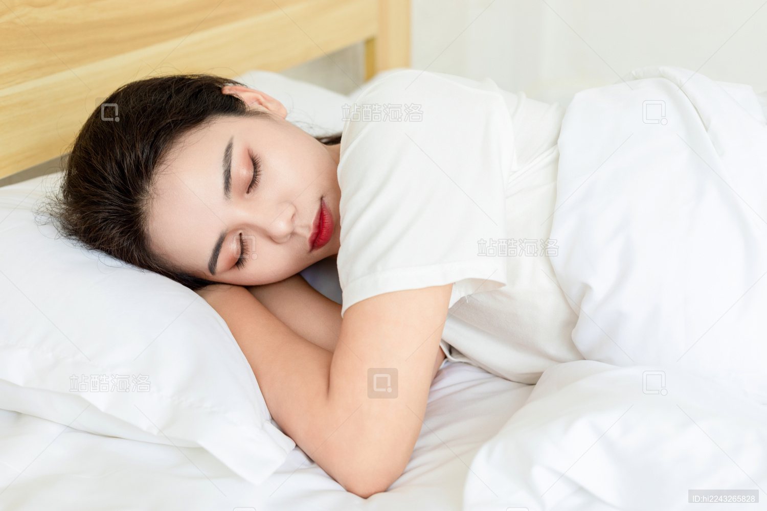 卧室里一名中国美女在睡觉