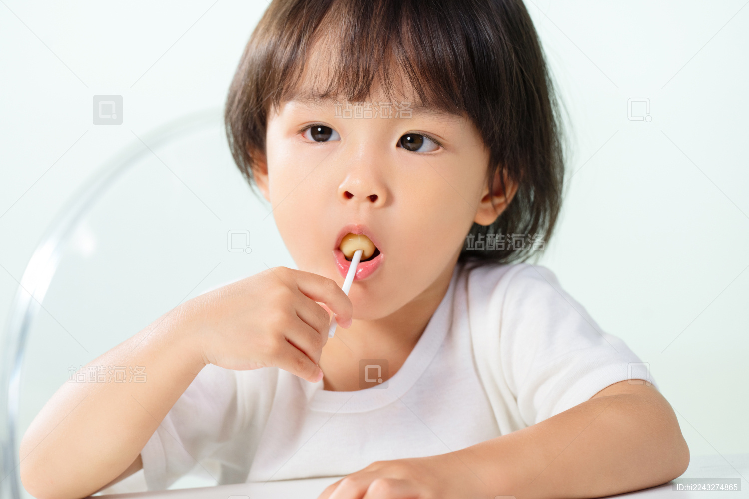 可爱的小男孩吃棒棒糖